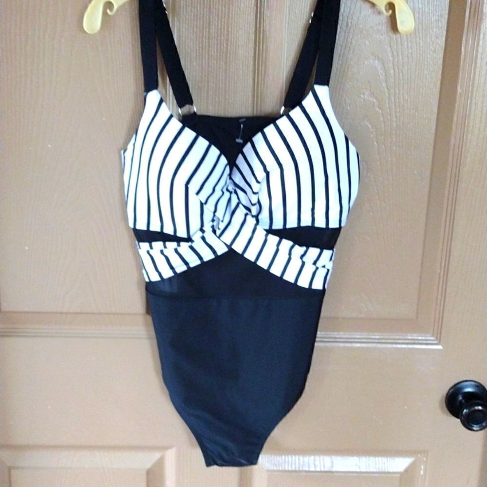 𝅺NWOT  Ladies Swimsuit